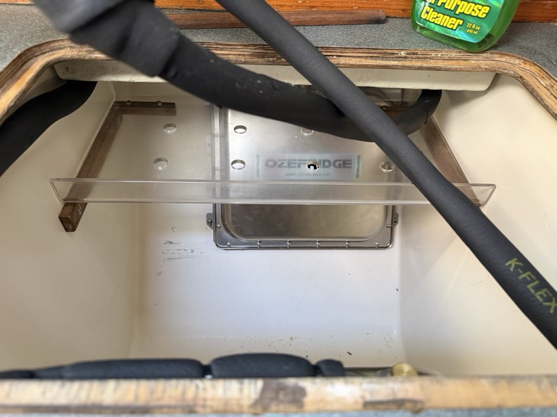 Holding plate mounted in the freezer box