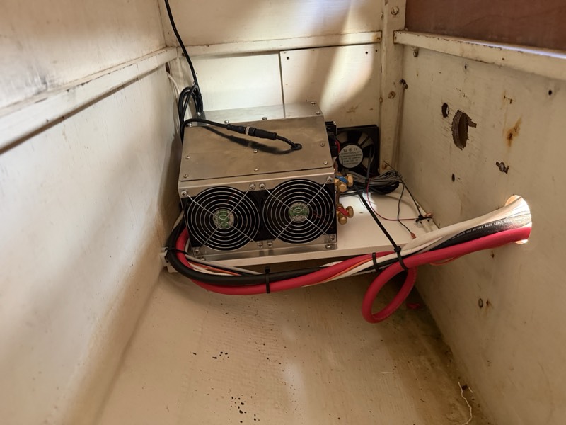 Refrigeration unit with power cables routed